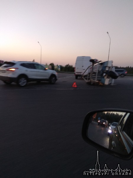 У меги Парнас на кругу перевернулась лодка.