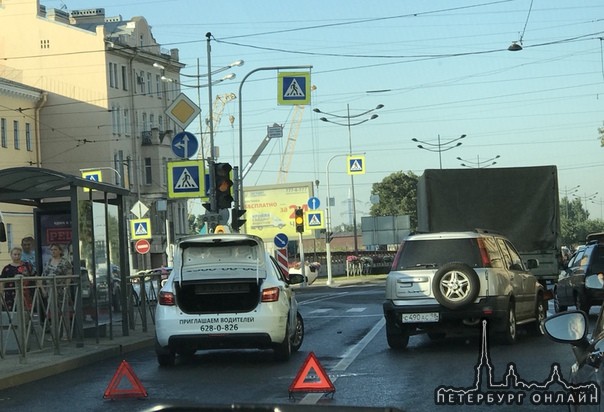 ДТП на Лиговском пр. перед перекрёстком с Расстаной ул., занята крайняя левая полоса и средний ряд, ...