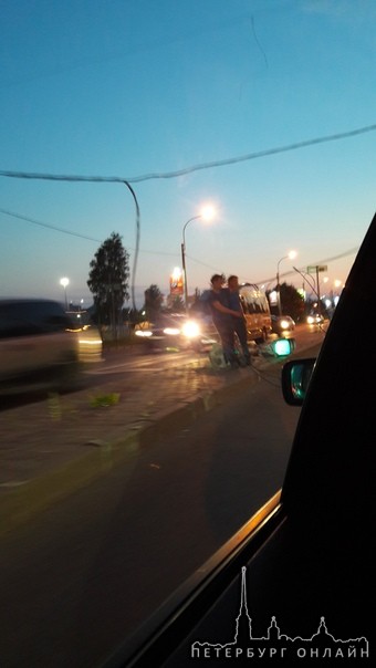 На Выборгском шоссе около съезда в Ленту (Парголово) приуныл светофор, но еще рабочий. Одна полоса с...