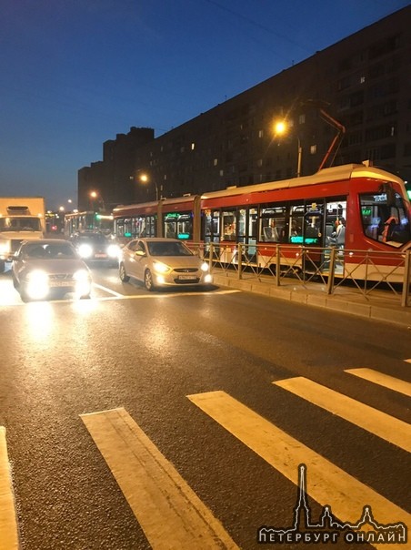 Встали трамваи от Светлановского проспекта в сторону метро Гражданский проспект, прямо у метро.