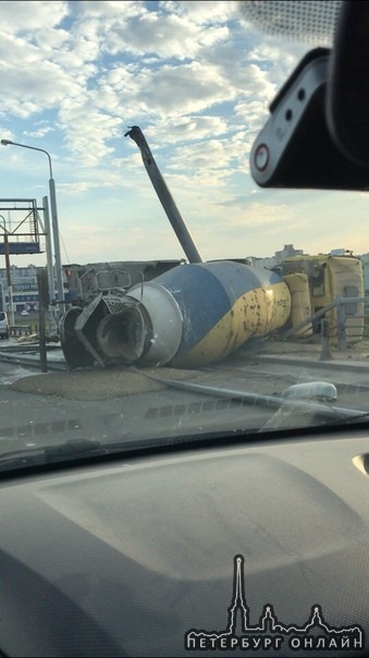 На Планерном путепроводе бетономешалка сделала кульбит ,водитель похоже вылетел на Мебельную,