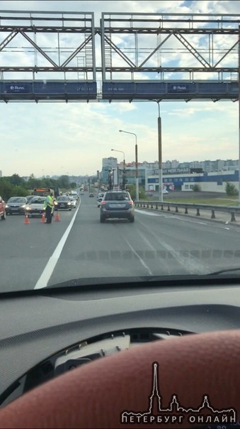 На Планерном путепроводе бетономешалка сделала кульбит ,водитель похоже вылетел на Мебельную,