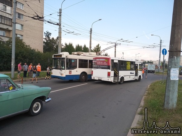 На перекрестке Звёздной с Витебским проспектом троллейбус и маршрутка не поделили поворот. Заняли...