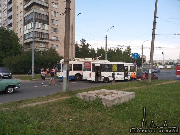 На перекрестке Звёздной с Витебским проспектом троллейбус и маршрутка не поделили поворот. Заняли...