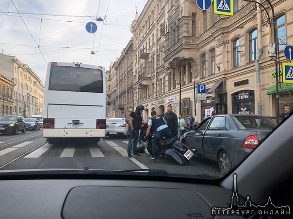 На Литейном проспекте лада подрезала мотоциклиста