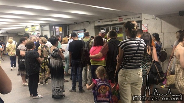 C 18:38 станция метро Ленинский пр. закрыта в связи с обнаружением бесхозного предмета