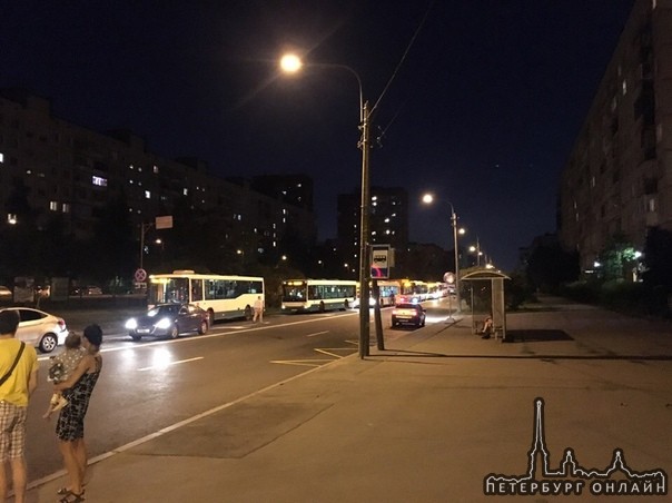 ДТП на углу Коммуны/Энтузиастов, ДПС на месте, автобусы стоят по Энтузиастов в сторону Коммуны.