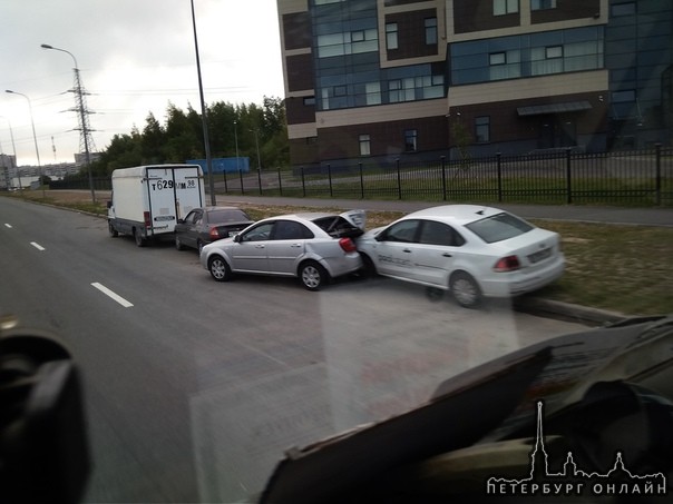 Ночью, у дома 43 по Долгоозерной, Полоседан приехал в припаркованный Chevrolet .