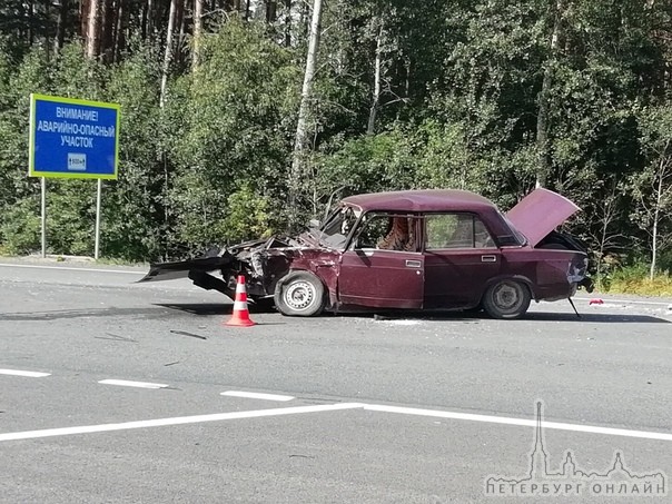 На Лужской объездной, у съезда в посёлок им. Дзержинского столкнулись Жигули и Hyundai,