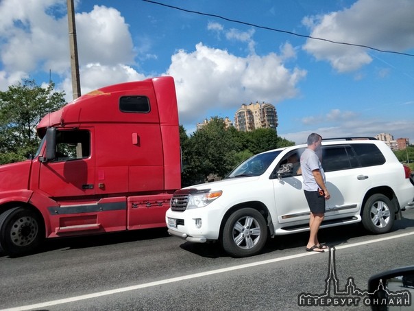 Виадук в Старопаново, транзит снёс зеркало внедорожника, а он задел фуру.