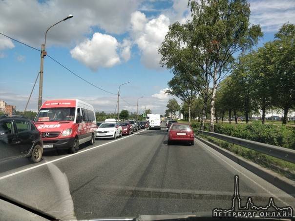 Виадук в Старопаново, транзит снёс зеркало внедорожника, а он задел фуру.