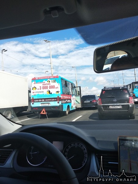 На Володарском мосту ЯндексТакси лег на крышу,