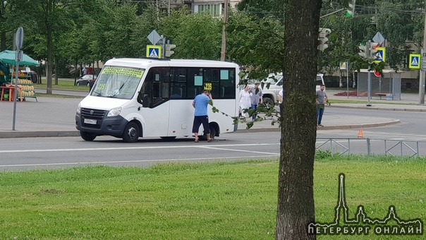 На пересечении Захарова и Кузнецова, в сторону Зорге. У маршрутки отвалилось колесико, объезд по вст...