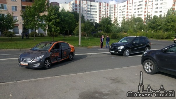 На Приморском проспекте у дома 155, Очень похоже, что водитель Соляриса Делимобиля решил припарковат...