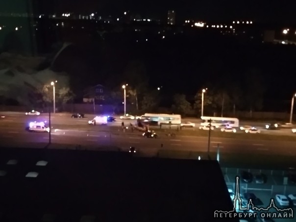 На Выборгском шоссе,напротив дома 31, примерно в 23:15 легкоковой автомобиль врезался в грузовик с л...