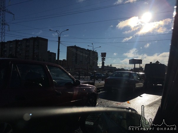 На повороте с Богатырского на Гаккелевскую в сторону Атмосферы - 4 машины в левом ряду под светофоро...