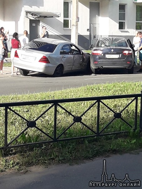 В г.Колпино на Павловской улице произошло серьёзное ДТП, столкнулись Mercedes и Renault.