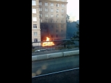Сейчас. На Кронштадтской улице у трамвайного моста впритык к жилому дому горит строительный мусор, с...