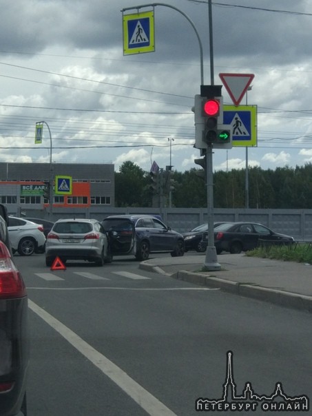 На пересечении Оптиков и Торфяной столкнулись на повороте.