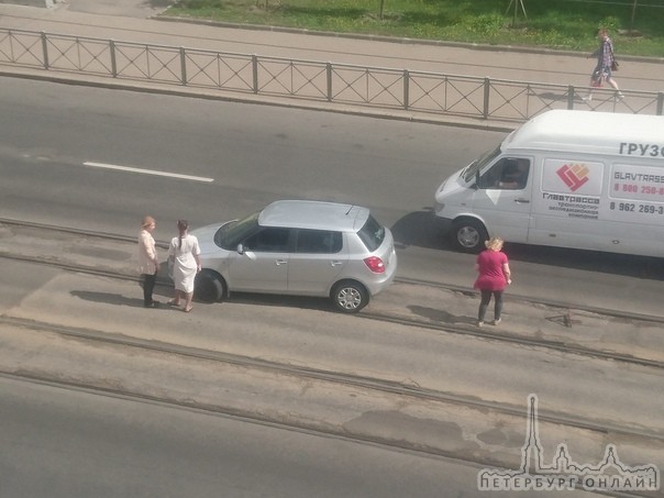 На Среднеохтинском у дома 44. Девушки водители , одна на Митсубиси, другая на Шкоде совершили ДТП на ...