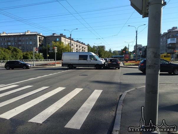 На Омской улице микроавтобус "удачно" въехал в Suzuki, перегородив обе полосы Ланского шоссе на поло...