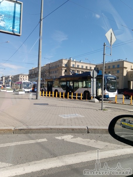 ДТП перед мостом Александра Невского со стороны Заневского Volkswagen прижался к фуре,