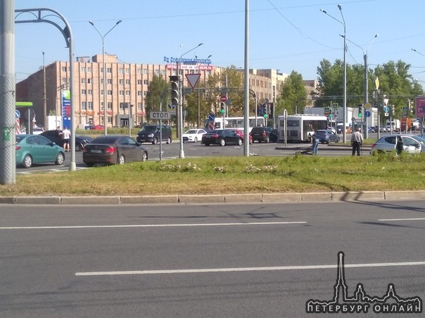 Авария на перекрестке Софийской и Белы Куна.