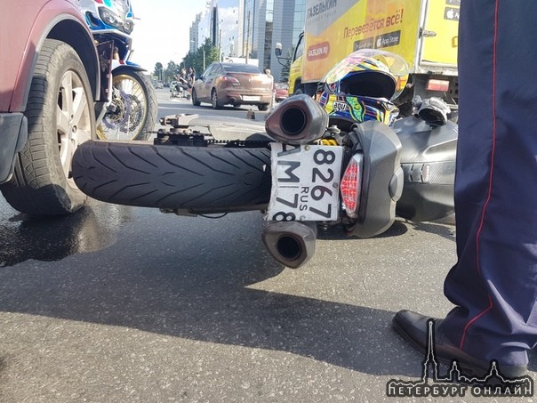Утром на перекрестке Заневского и Энергетиков автомобиль Volvo сбил девушку на мотоцикле.