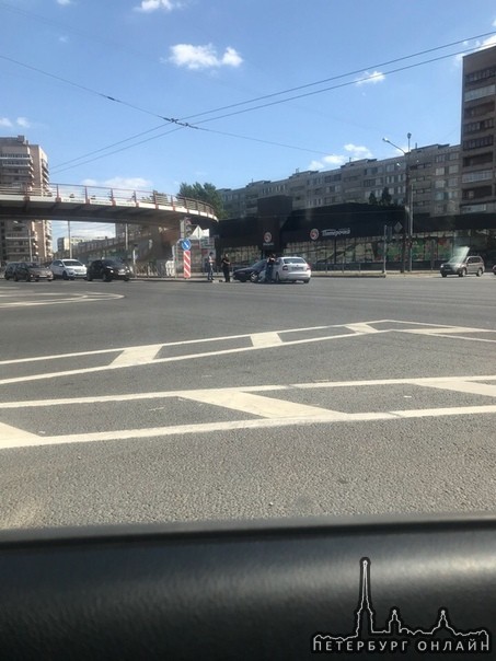 На пересечении Белградской и проспекта Славы ДТП. Ждут ДПС.