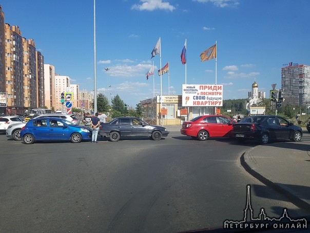 Сообразили на троих при въезде в город Кудрово