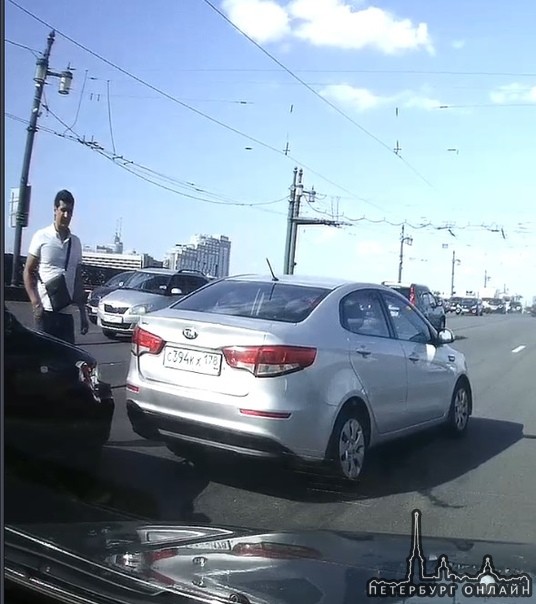 На Литейном мосту массово "спариваются" таксисты с поездками от 49 рублей.