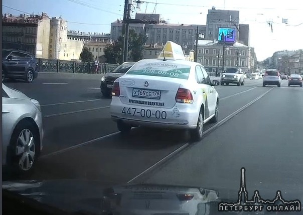 На Литейном мосту массово "спариваются" таксисты с поездками от 49 рублей.