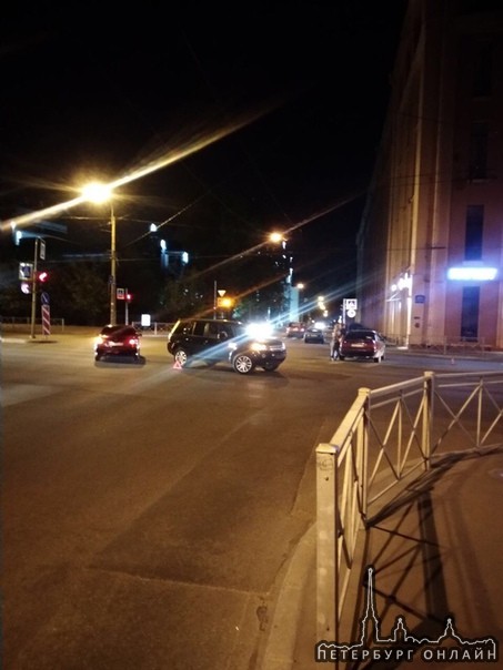 Фрилэндер только что подбил Audi прямо на пересечении проспекта Медиков и улицы Попова П.С.. Осматри...