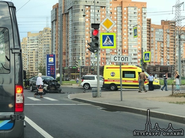 Полоседан столкнулся с Peugeot на перекрестке Ленинского и Десантников , утро вышло травмоопасным ....