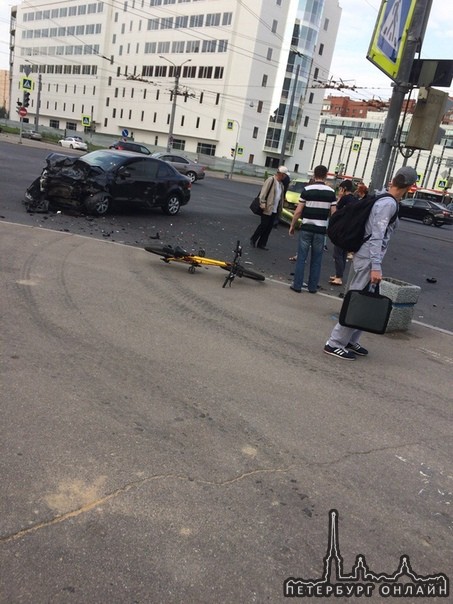 Полоседан столкнулся с Peugeot на перекрестке Ленинского и Десантников , утро вышло травмоопасным ....