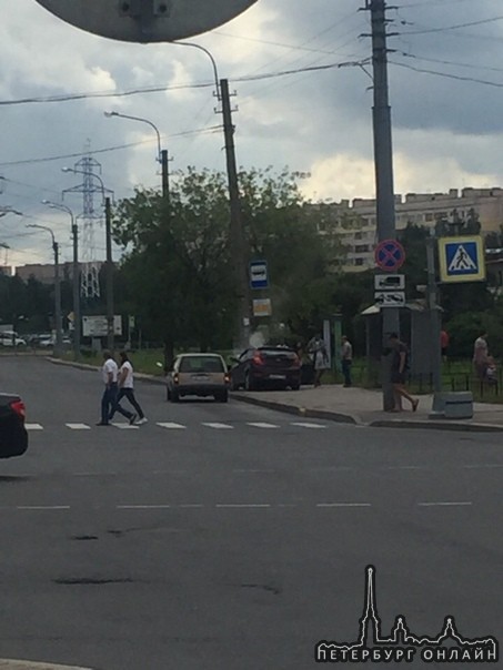 Водитель Соляриса потерял управление на перекрестке Десантников Захарова и остановился в столбе