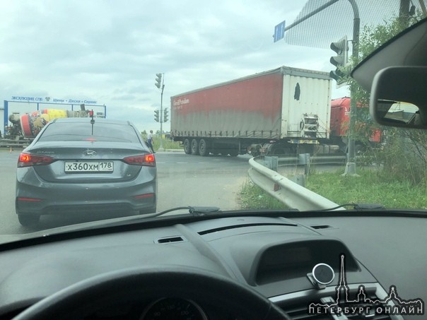 На Московском шоссе, у поворота на Ленсоветовский фура зацепила Крузак В обе стороны стоят
