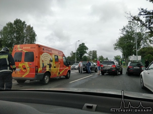 В Стрельне на повороте на Красносельское шоссе авария, что-то не поделили 4 машины. Перекрыто 2 поло...