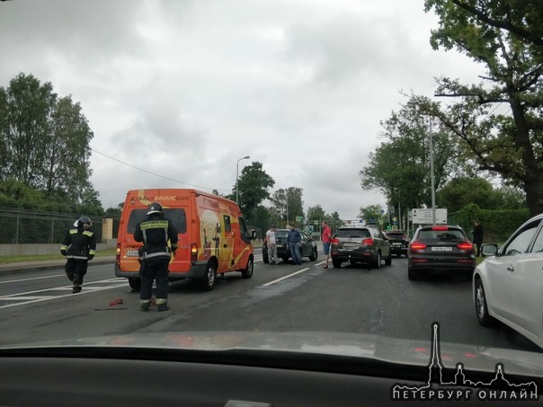 В Стрельне на повороте на Красносельское шоссе авария, что-то не поделили 4 машины. Перекрыто 2 поло...