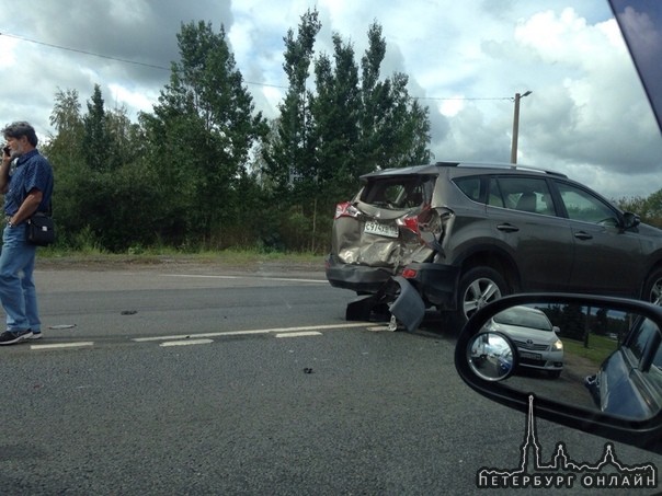 На Волхонском шоссе напротив Южного кладбища toyota остановилась на левый поворот, грузовичок не зам...