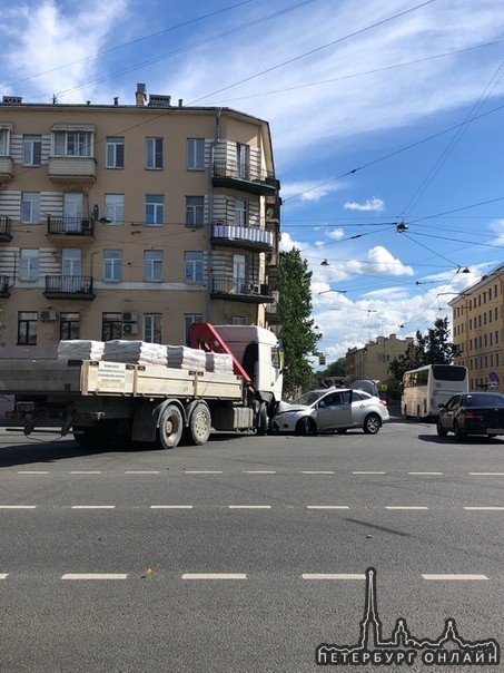 На Перекрёстке Лиговского проспекта и Расстанной улицы лобовое столкновение