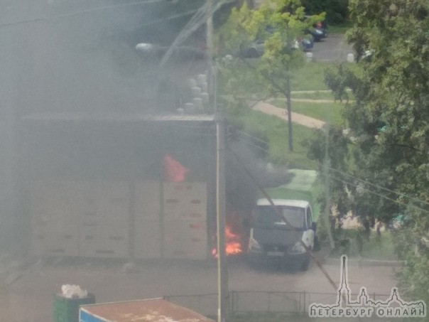 На улице Демьяна Бедного недалеко от дома 26 к 4 кто то поджёг мусорку и чуть не сжёг рядом припарко...