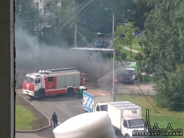 На улице Демьяна Бедного недалеко от дома 26 к 4 кто то поджёг мусорку и чуть не сжёг рядом припарко...