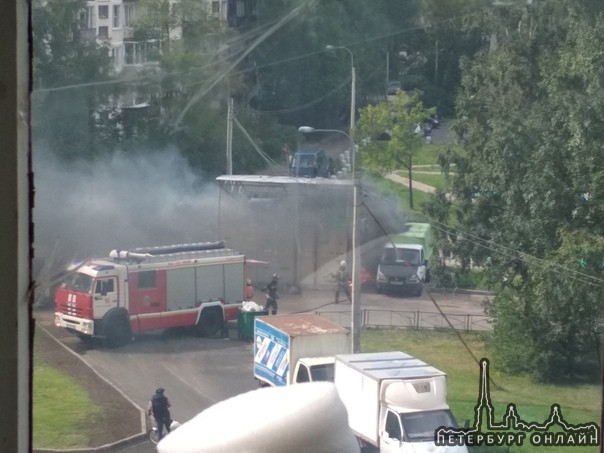 На улице Демьяна Бедного недалеко от дома 26 к 4 кто то поджёг мусорку и чуть не сжёг рядом припарко...