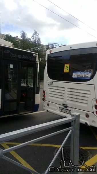 На остановке проспект Тореза троллейбус пробил зеркалом автобус