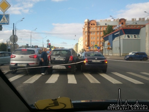 На Обводном в сторону Московского проспекта, трое заняли почти две полосы