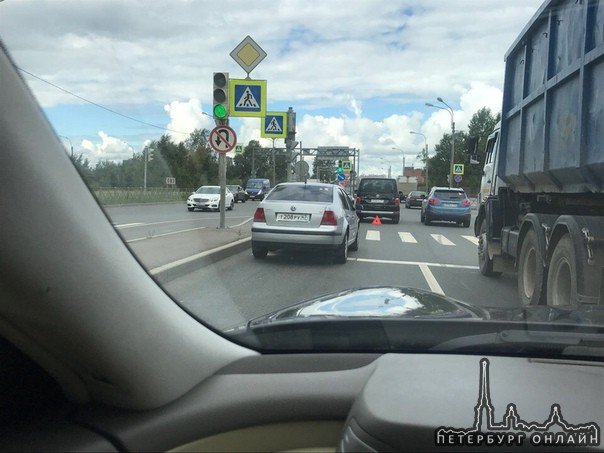 Противостояние фольксвагенов на Митрофаньевском шоссе у поворота на Малую Митрофаньевскую улицу.