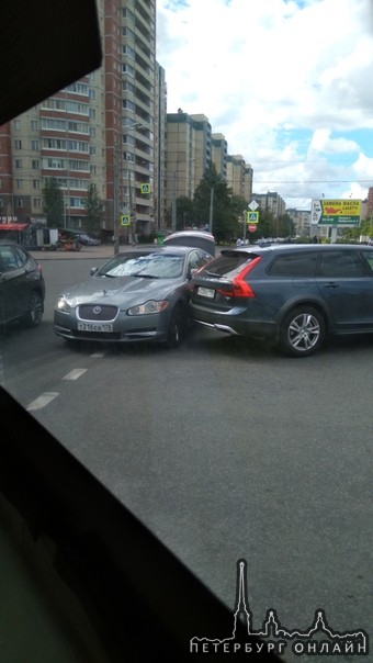 На перекрёстке Королева и Сизова водители Ягуара и Volvo решили поговорить о машинах)))как обычно) ...