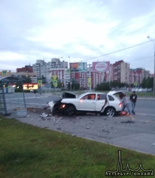 У остановки на Шуваловском в 04.45. Судя по следам торможения машина ехала с Богатырского и невписал...