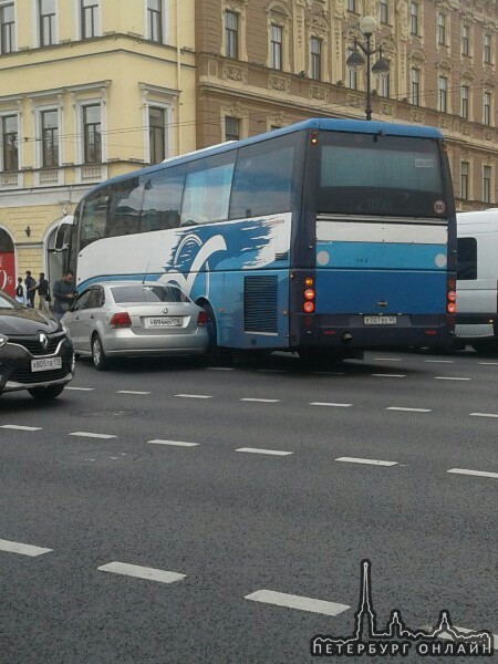На пересечении Невского и Думской-Михайловской...не поняли друг друга водители автобуса и Полоседана...